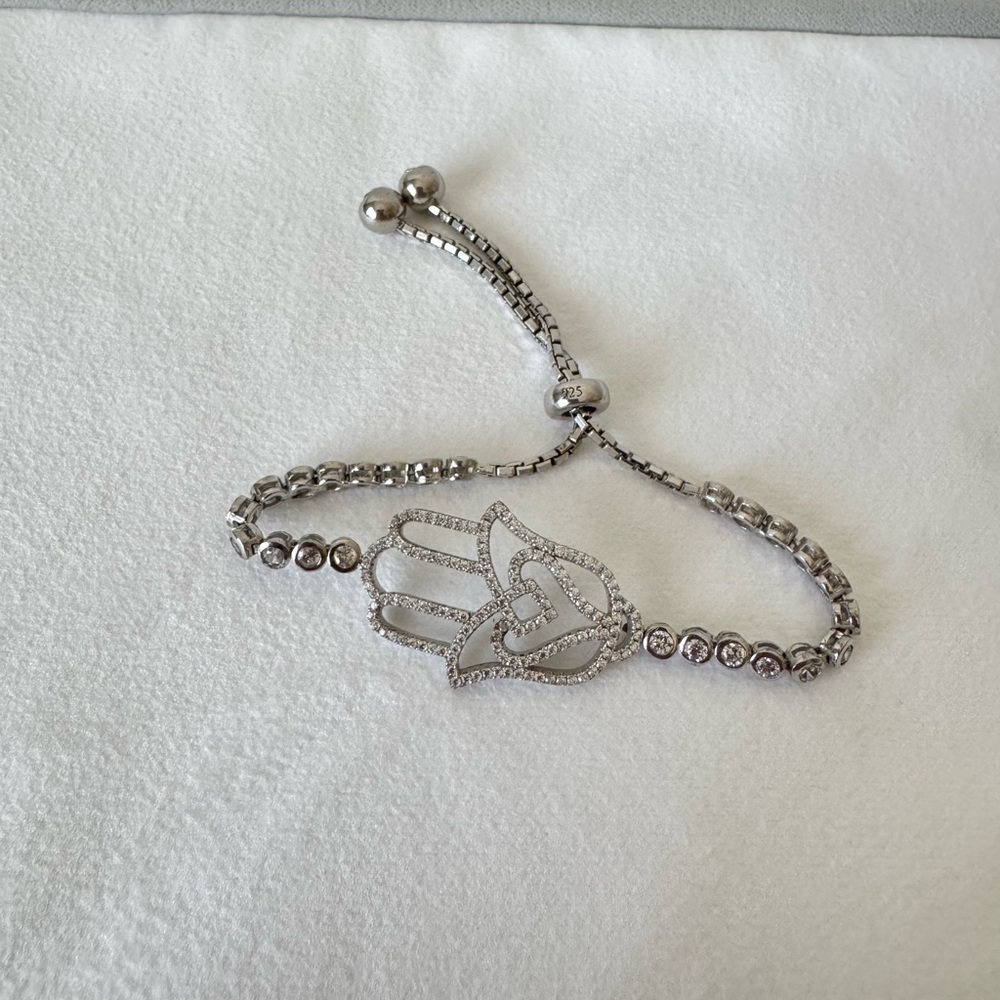 Elegant Silver Bracelet with Hamsa Design